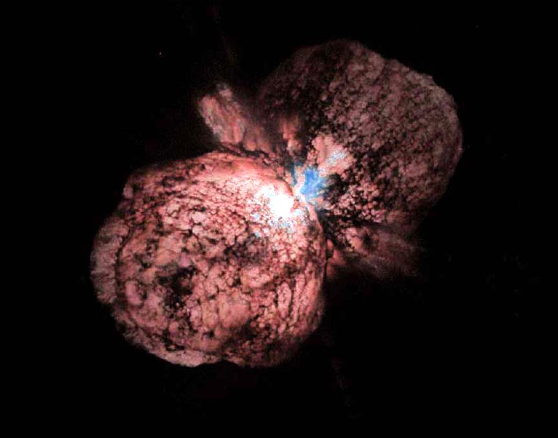 En esta imagen del Telescopio Espacial Hubble se pueden apreciar a la estrella Eta Carinæ y los restos de erupciones antiguas que forman la Nebulosa del Homúnculo alrededor de la estrella.
