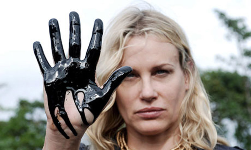 Daryl Hannah, mal asesorada prestó su imagen para posar con crudo en sus manos que los demandantes contra Chevron alegan procede de Texaco. Texaco no opera en Ecuador desde hace 20 años. foto: Dolores Ochoa