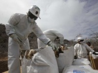 Operarios preparan dosis de raticida en las Islas Galápagos