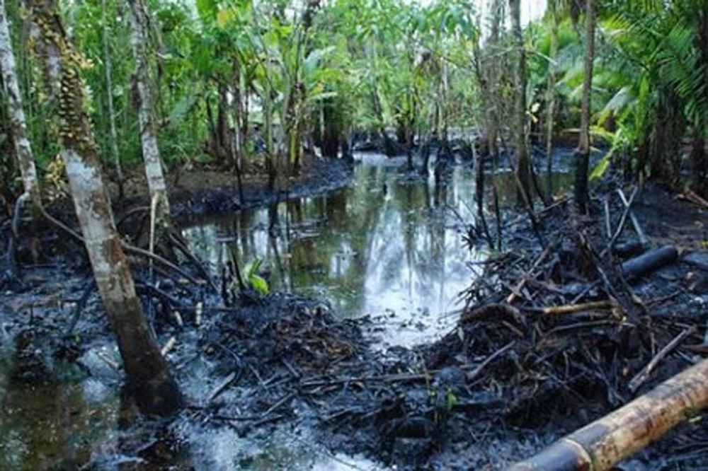 Derrame de petroecuador en el pozo Lago Agrio 23, contaminó los ríos Orenco y Teteyé