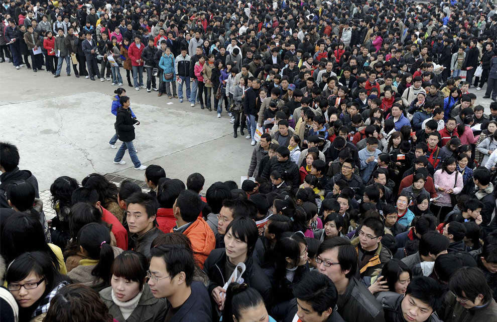 Miles de personas hacen fila en busca de empleo, miles de fábricas de productos de exportación han cerrado por la crisis llevando al desempleo a millones en China. Foto: Jianan Yu