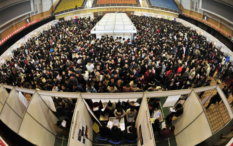 Miles de personas buscan empleo en Hefei, provincia de Anhui, China, al menos 20 de 130 millones de trabajadores migrantes se quedaron sin empleo luego de que muchas fábricas cerraran. Foto: STR/AFP/Getty Images