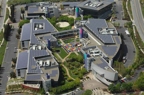 Paneles solares sobre el techo de la sede central de Google en California destinados a la reducci�n de consumo energ�tico.