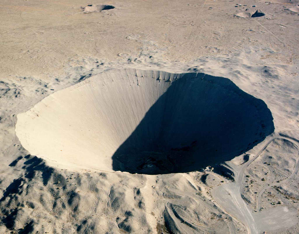 Cráter Sedán, resultado de la detonación subterránea de una bomba nuclear de 100 kilotones sobre el desierto de Nevada en Yucca Flat.