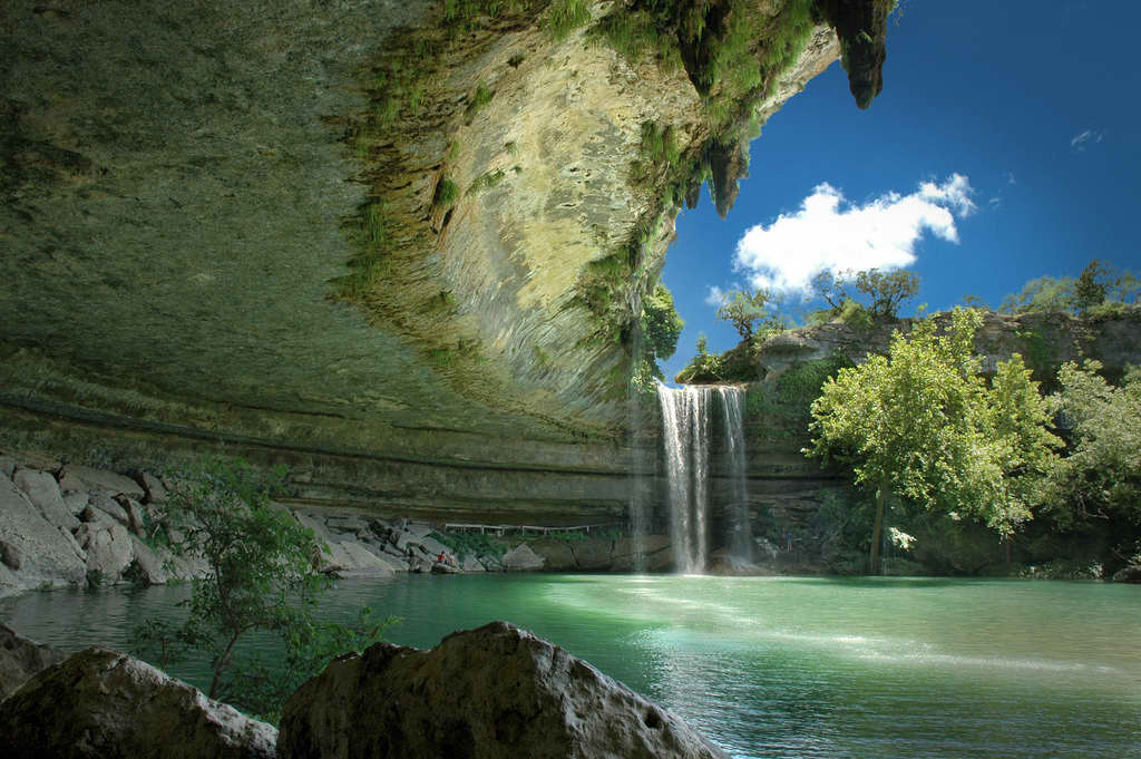 Hamilton Pool es el resultado de una caverna colapsada y una cascada que ha ido dando forma al lugar durante miles de años creando una piscina natural.