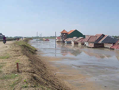 Casas y caminos inundados, la marea de lodo parece imparable los muros de contención no resisten.