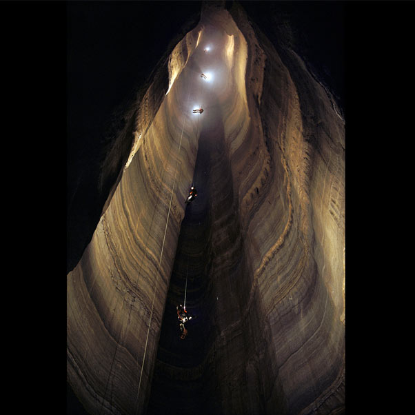 Conocida como Cueva de los cuervos (Voronja Cave o Krubera Cave) y situada en un macizo montañoso de Abjasia (Georgia) es en la actualidad la cueva más profunda del mundo. La última medición de su profundidad es de 2.191 metros (medición de 2007). Descubierta en 1960 por espeleólogos ucranianos la llamaron entonces Krubera.