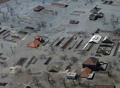 Villas e industrias inundadas por el lodo del volcán en Sidoarjo.