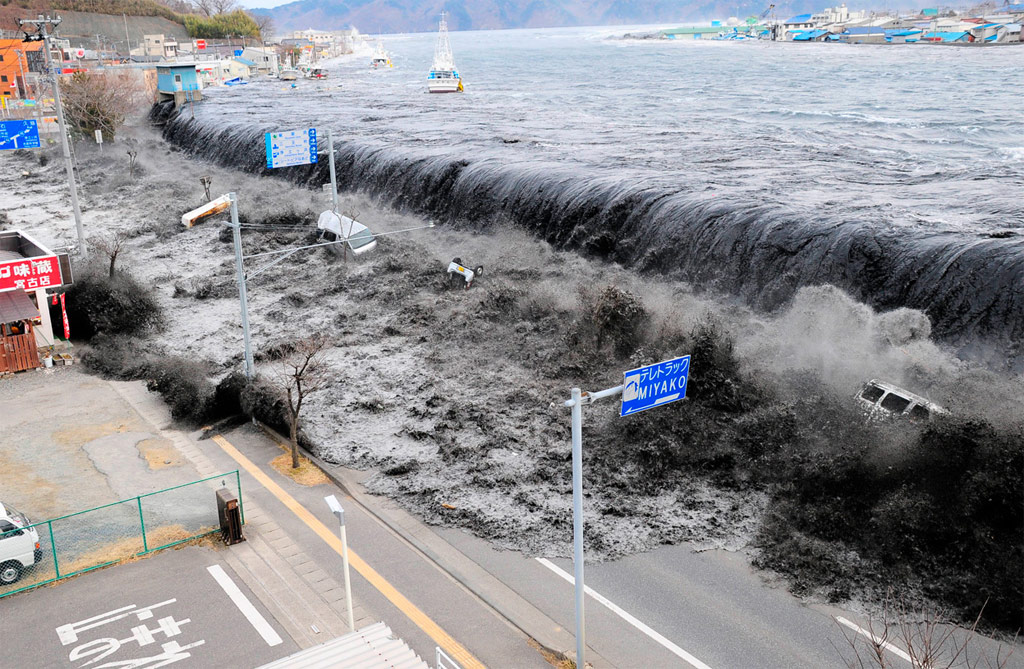 Miyako siendo arrasada por un tsunami devastador