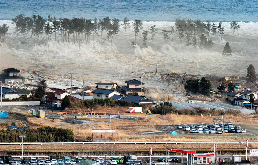 Tsunami en Sendai, Japón originado por un violento terremoto