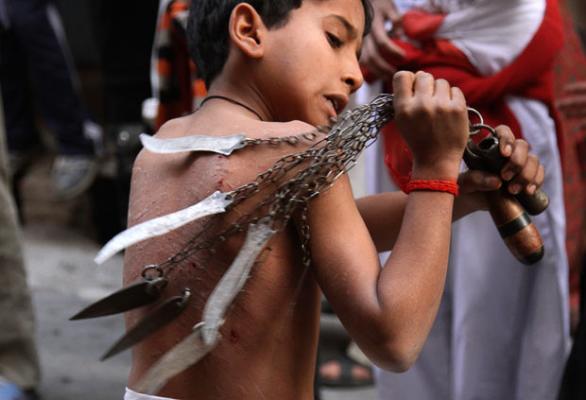 Festival islámico de Ashura en Jammu, India, un niño se flagela en recordación del martirio de Imam Hussein