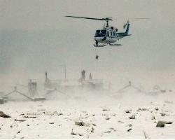 Helicóptero policial serbio transporta alimentos a tripulantes atrapados en sus barcos en el Danubio
