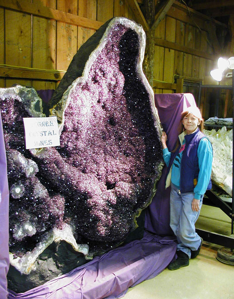 Geoda gigante de amatista hallada en Uruguay con más de 4,400 libras de peso