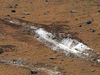 En marzo pasado el robot Spirit se topó en la superficie de Marte con este parche conformado en un 90% por silicio. NASA/JPL/Cornell.