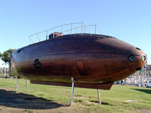 Modelo del primer submarino espa�ol, ictineu 1 inventado por Monturiol