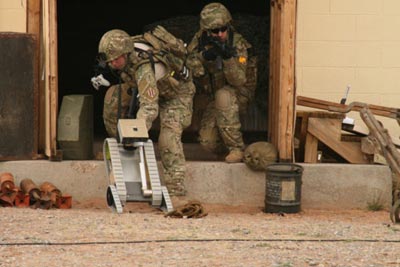 Soldados americanos operando el robot con el mando de control. Muchos soldados ya estaban familiarizados con el uso de esta herramienta, es la generaci�n X en armas.