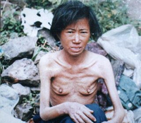 Mujer víctima del hambre en la socialista Corea del Norte