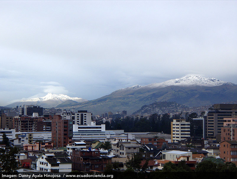 Volcanes Corazón (Izquierda) y Atacazo-Ninahuilca (Derecha) vistos desde Quito luego de una fuete tormenta en la cordillera. El año 2008 ha sido uno de los más fríos en Quito en la década. Foto: Danny Ayala Hinojosa