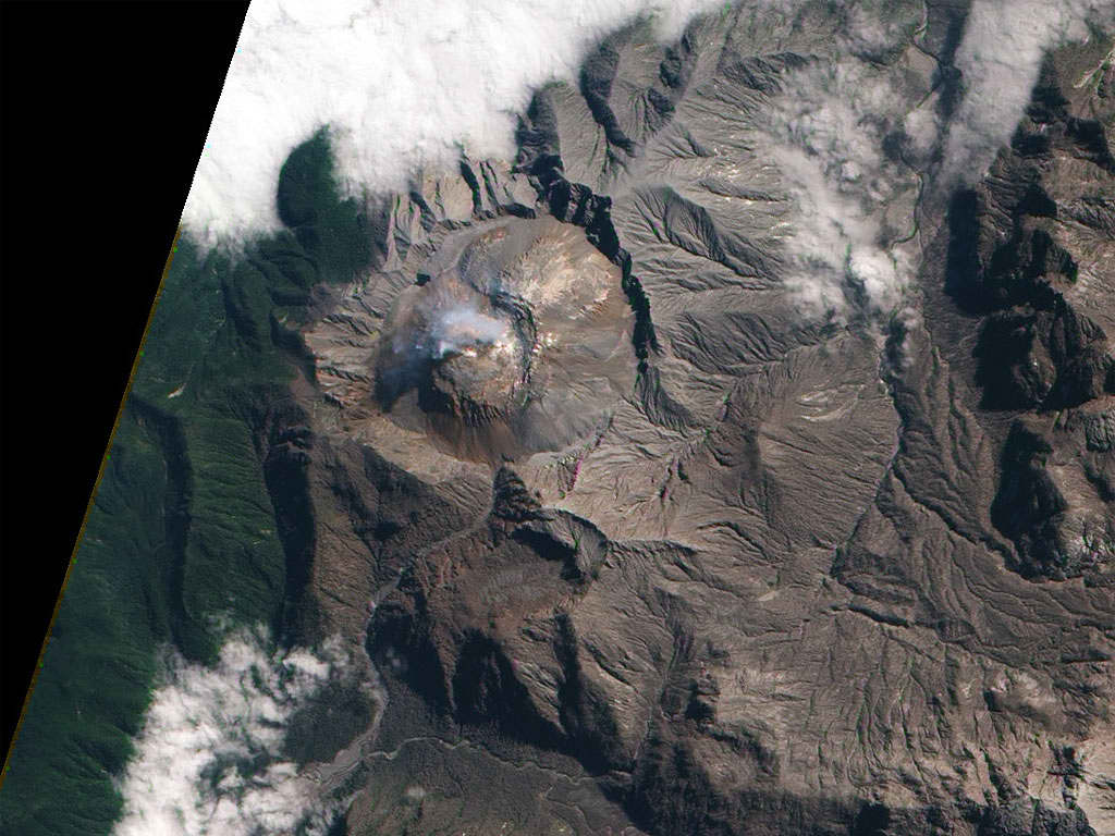 Volcán Chaitén mostrando el domo que está llenando la caldera antigua del volcán, la cual se formó hace 9.400 años