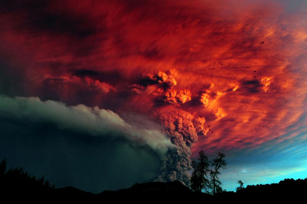 A 500 millas de Santiago de Chile ha entrado en erupci�n el volc�n Puyehue obligando a la evacuaci�n de miles de personas. La nube de cenizas ha llegado hasta Argentina y ha interferido en el transporte a�reo de la regi�n. Foto: Claudio Santana