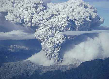 Columna de ceniza emergiendo del volcán Chaitén. Foto: Mauricio Barrera Cuche 