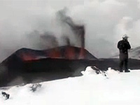 Erupción del volcán bajo Eyjafjallajökull