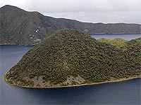 Islas Wolf y Yerovi en la caldera del volcán Cuicocha