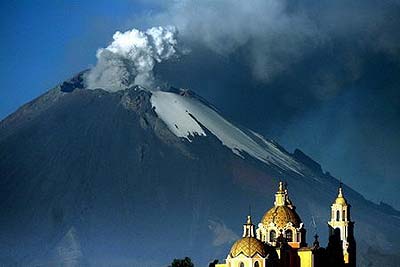 Volc�n Popocatepetl emitiendo cenizas a la atm�sfera