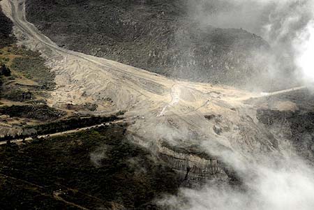 El volcán Tungurahua lanzó un chorro de lava de 8km de altura sobre el volcán, los flujos piroclásticos posteriores destruyeron sembríos, poblados y carreteras como se aprecia en esta imagen.
