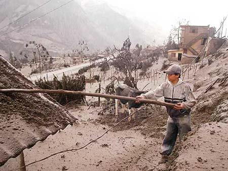 Un muchacho intenta limpiar con un tronco las cenizas que cayeron sobre su casa, fotografía publicada por Diario El Comercio