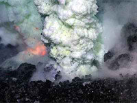 Volcán submarino en erupción